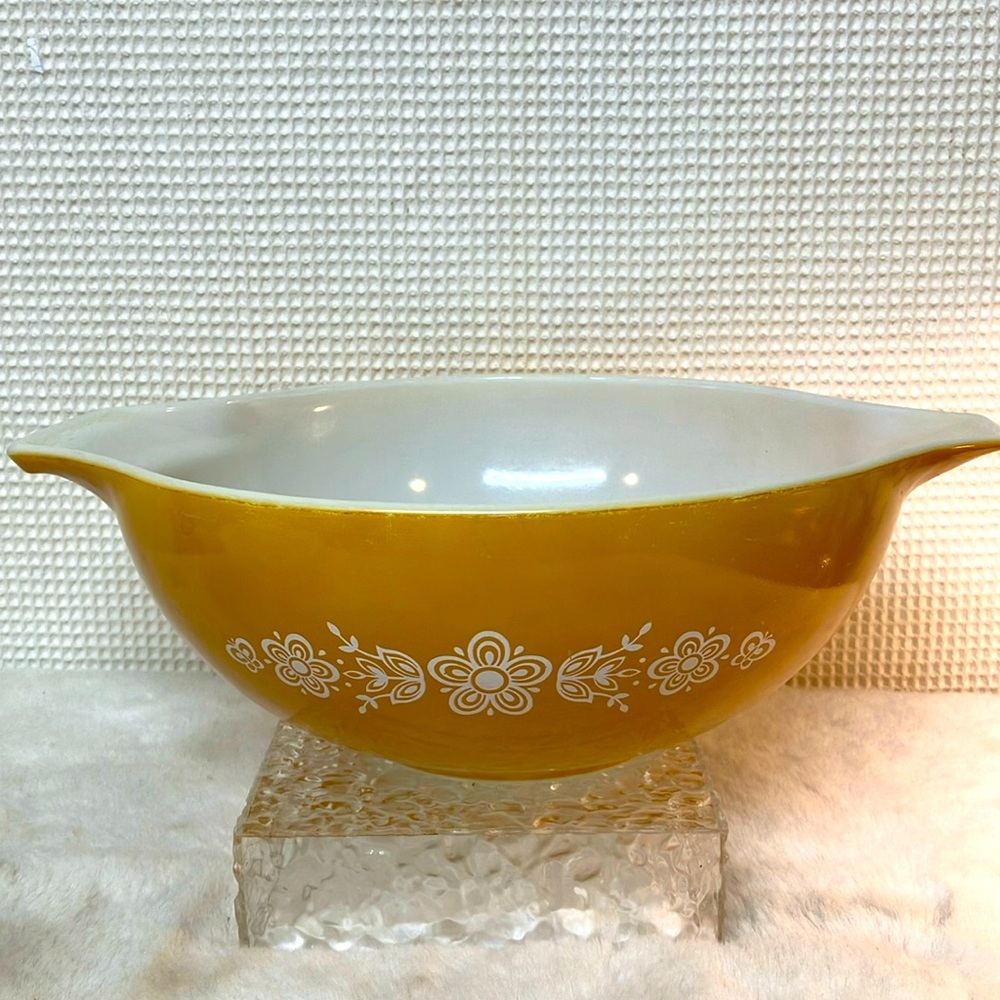 Pyrex mixing bowl